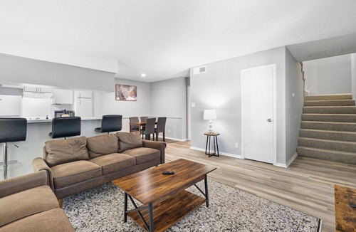 North University Apartment | Spacious 3BR/2BA next to UT 3960