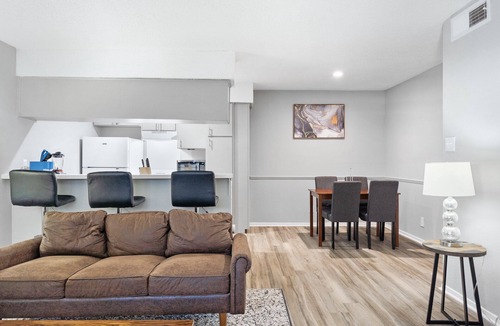 North University Apartment | Spacious 3BR/2BA next to UT 3960