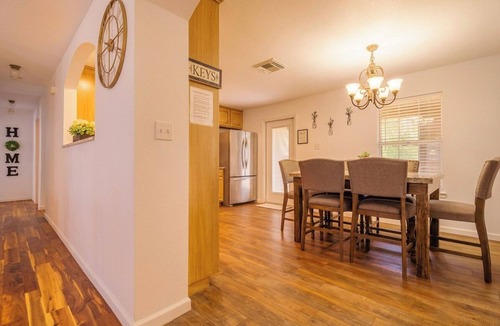 Franklin Park House | Spacious 3BR Family-Friendly, Big Yard, Game Table Near I-35