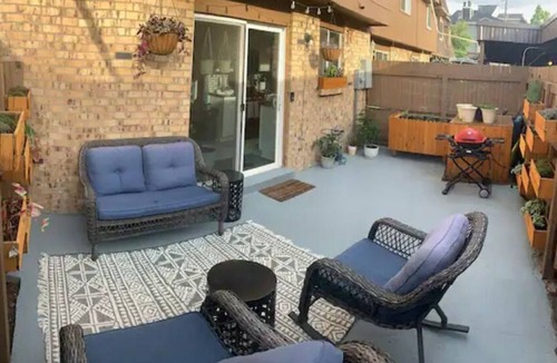 Lakewood House | Spacious 3BR Townhome-Easy Mountain & City Access.
