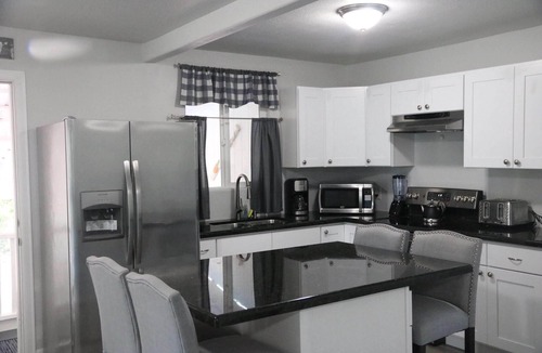 Keaau House | Spacious 4BR/3BA Hawaiian Airconditioned Hale o Aole Pilikia & Ahonui studio
