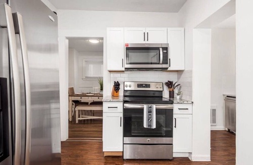 University District House | Spacious 5BR House Steps to OSU | Sleeps 16 | Game Day, Groups & Reunions