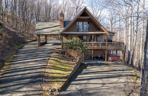 Buck Mountain Cabin | Spacious 6-bedroom cabin in West Jefferson, perfect for family getaways!