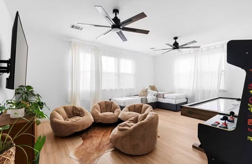 East MLK House | Spacious 6-BR Austin Oasis near River & Downtown