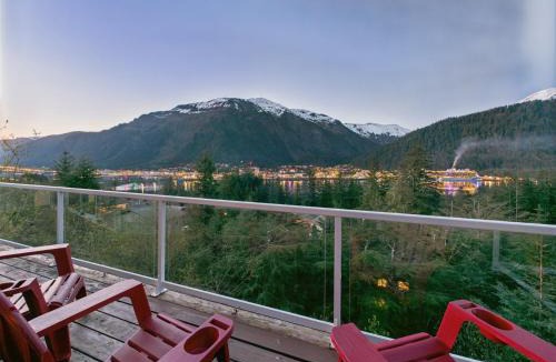 West Juneau House | Spacious 6BR Cruise Views, Soaking Tub and More