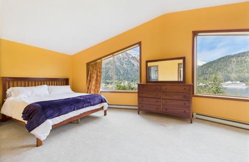 West Juneau House | Spacious 6BR Cruise Views, Soaking Tub and More