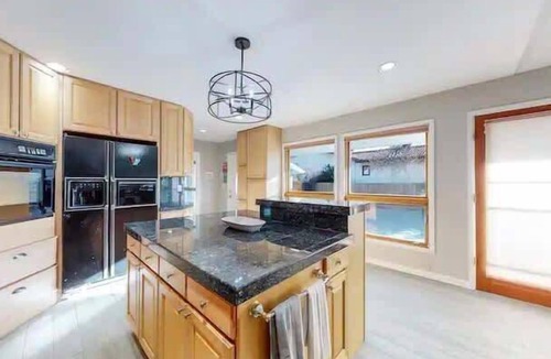 Windsor House | Spacious 6BR Home with Hot Tub, Hammocks and Firepit