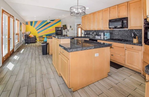 Windsor House | Spacious 6BR Home with Hot Tub, Hammocks and Firepit