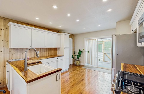North Star House | Spacious Anchorage Retreat with Separate Studio – Ideal for Groups