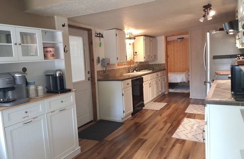 Cascade-Chipita Park Cabin | Spacious Creekside Cabin Private hot tub 360° mountain views