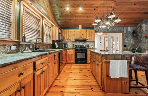 Epworth House | Spacious Cabin with Sauna, Hot & Cold Tubs, Gym Fightingtown Creek in Blue Ridge