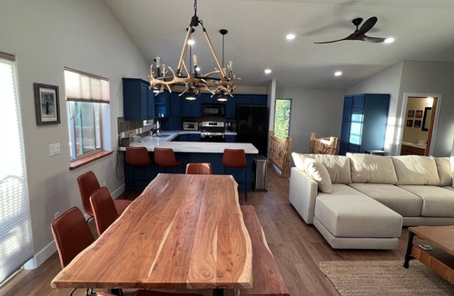 Fraser House | Spacious, fully-loaded 3 bed 3 bath & hot tub!