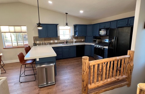 Fraser House | Spacious, fully-loaded 3 bed 3 bath & hot tub!