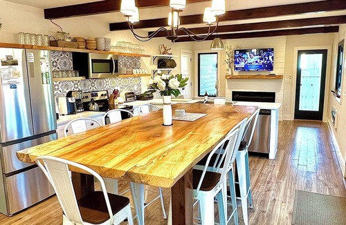 Black Mountain House | Spacious Group Getaway w/HT-Sauna Deck & DT Access