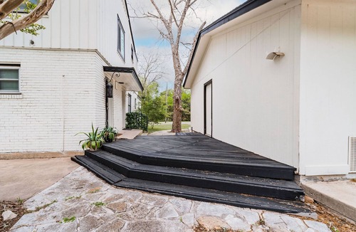 Lockhart House | Spacious Historic Home Near Downtown Lockhart