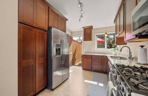 Turnagain House | Spacious Home close to Coastal Trail and Downtown