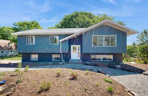 Cushing House | Spacious House with Modern Comforts and Nature