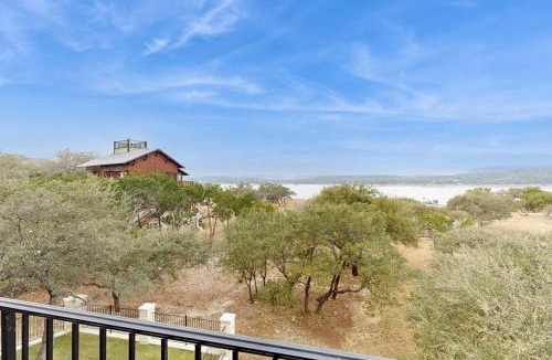 Point Venture House | Spacious House with Ping-Pong and Pool Table, Balcony with Water and Sunset View