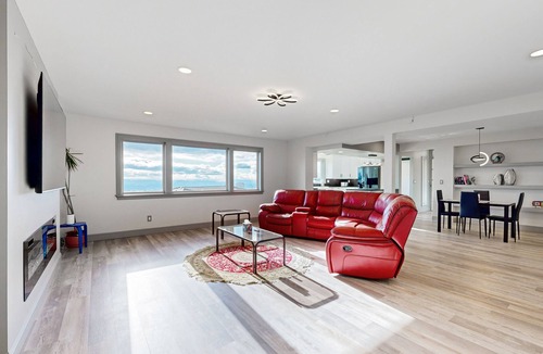 Northwest Portland Apartment | Spacious Lower-level apartment - great views, hot tub, sauna,yard,dog-friendly
