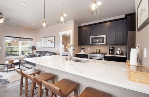 Rendezvous House | Spacious & Modern townhome, sleeps 10, private hot tub