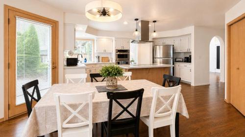 Lynnwood House | Spacious Pet-friendly 5BR Home in Lynnwood