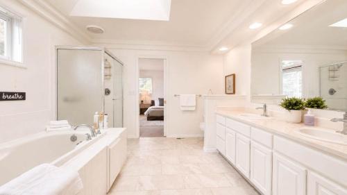 Lynnwood House | Spacious Pet-friendly 5BR Home in Lynnwood