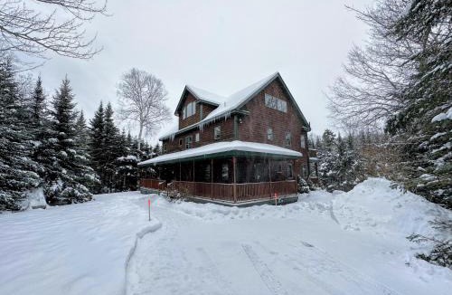Carroll House | Spacious private home, ski views, pool table, ping-pong, privacy, steps to Mt Wash Hotel