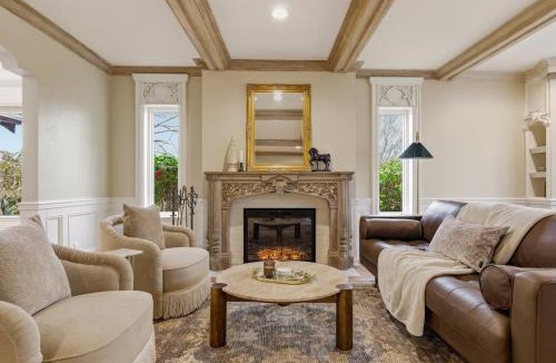 North End House | Spacious Proctor Tudor-Sleeps 16-Dog Friendly-Walk
