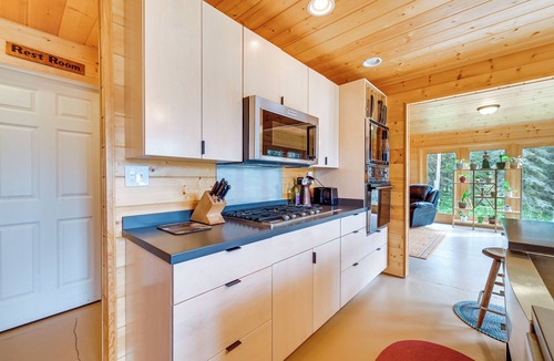 Ridgeway House | Spacious Soldotna Home w/Mackey Lake Views!