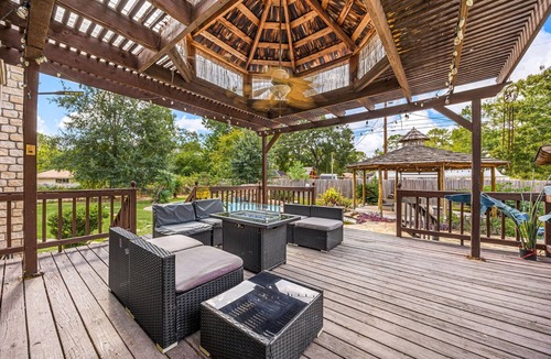 Spring House | Spacious Spring Retreat- Family Friendly + Patio + Fast WiFi