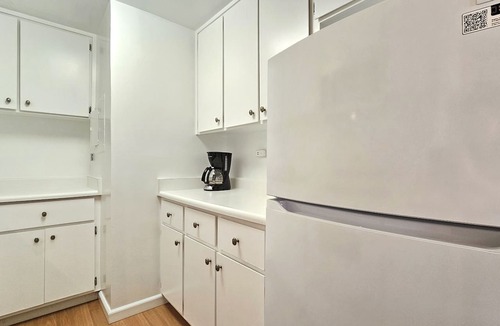 Waikiki Apartment | Spacious Studio Apt. with WiFi and A/C - Super close to Beach & Zoo