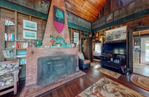 Brunswick House | Spacious Waterfront Estate & Cabins W/Porch, Fireplace, Kayaks & Free WiFi