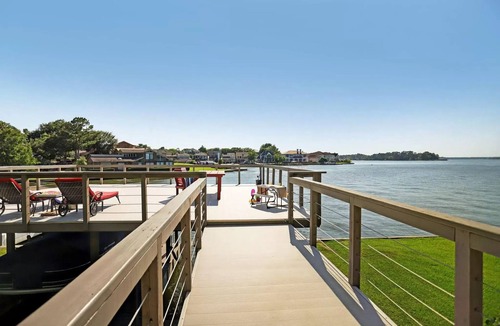 April Sound House | Spacious Waterfront Deck/Kayaks/Workspace/King Bed 680 Thread Count/Prompt Comms