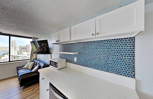 McCully - Moiliili Condo | Sparkling Hawaiian Monarch Studio | Pool + Gym