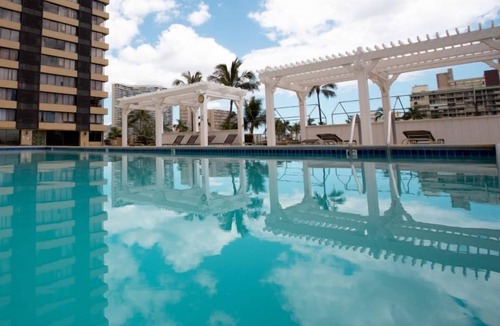 McCully - Moiliili Condo | Sparkling Hawaiian Monarch Studio | Pool + Gym