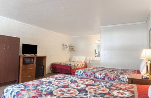 Spencer Hotel | Spencer Outdoors Retreat | Explore Vibrant Attractions & Scenic Trails.