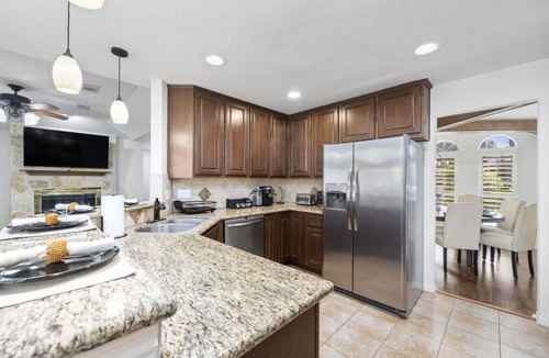 Willow House | Spring 5BR Sleeps 16 | Heated Pool, Hot Tub, EV Charger, Train Theme