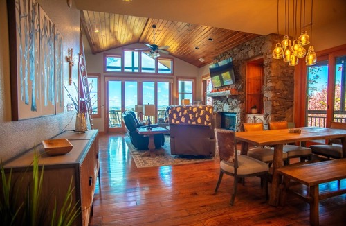 Burnsville Villa | Spring Rock Retreat- Private Club Access
