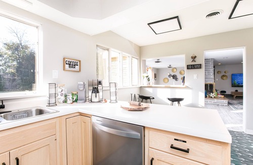 South Bend House | Spring Special! Perfect Group Stay: 11 Beds, Easy Parking, Huge Yard for Play