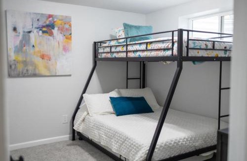 Rustic Hills House | Springs Basecamp Near Airport, Zoo and Iconic Sights