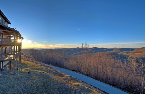 Wolf Laurel Cabin | Starlink, Hot Tub & Views + Biltmore Pass | Pet-Friendly | Near Hatley Pointe