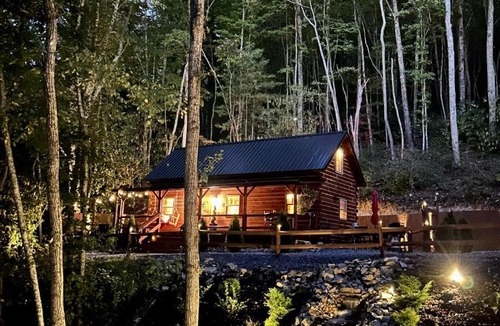 Elizabethton House | Starry Nights in the Smokey Mountains with Hot Tub Pet Friendly Cabin A