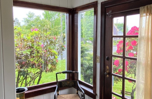 Blaine House | STATELY HOME 5 beds/2 baths on 1/3 acre. Walk to downtown & Canadian Border.