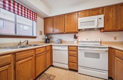 Four O'Clock House | Stay at Winterpoint 20 and walk to Main Street!