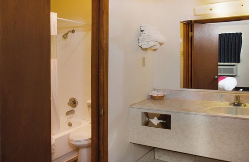 Guymon Hotel | Stay in 2 Comfortable Rooms – Perfect for Couples & Sightseeing!