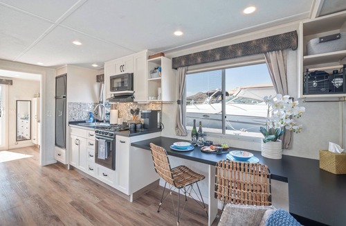 Chelan Boat Rental | Stay ON Lake Chelan with amazing views | Stationary 1 Bed houseboat