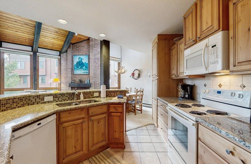 Steamboat Springs Ski Chalet | Steamboat ski lodge one block from gondola with pool & hot tubs