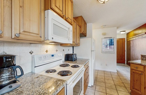 Steamboat Springs Ski Chalet | Steamboat ski lodge one block from gondola with pool & hot tubs