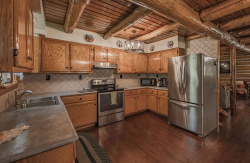 South Bloomingville Cabin | Stepping Back in Time Getaway: 2 bed/2 bath cabin w/Hot tub, fire pit, + Wifi