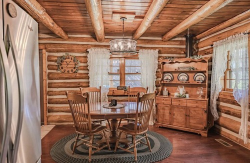South Bloomingville Cabin | Stepping Back in Time Getaway: 2 bed/2 bath cabin w/Hot tub, fire pit, + Wifi